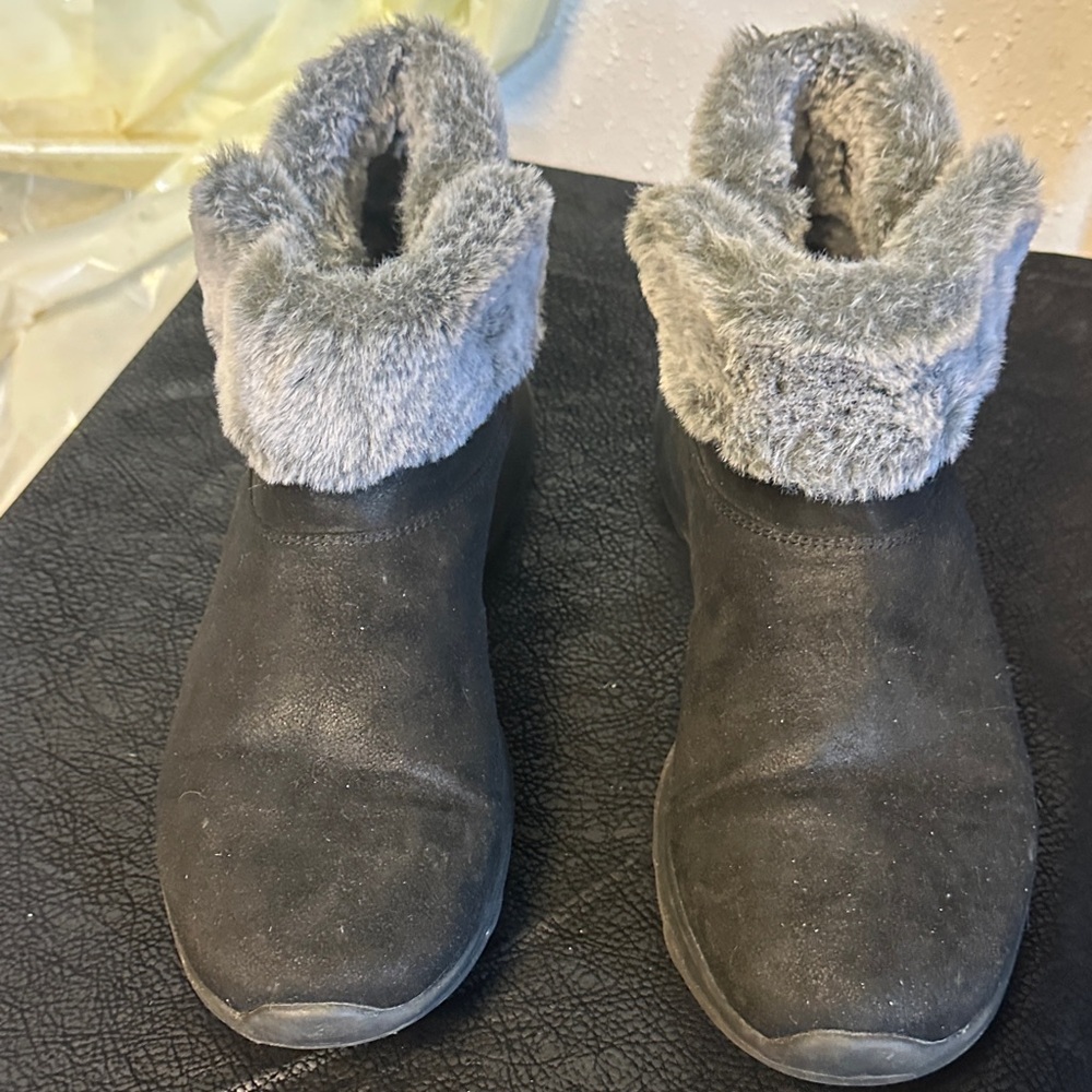 Skechers Black Boots with Gray Fur Lining